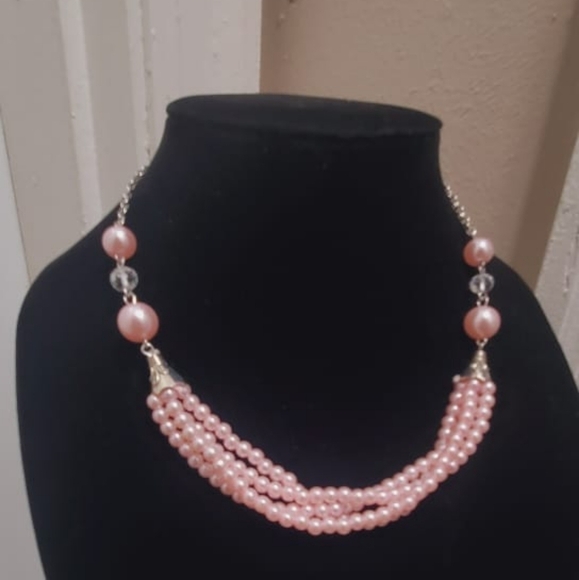 Light Pink Embedded Beaded Necklace. 🌴 - Picture 3 of 6